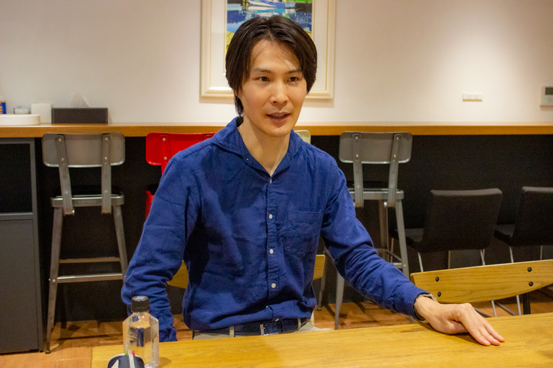 インタビューに答える高嶋幸太さん